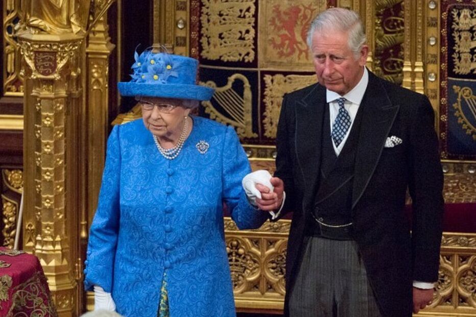 Rainha Isabel II e príncipe Carlos