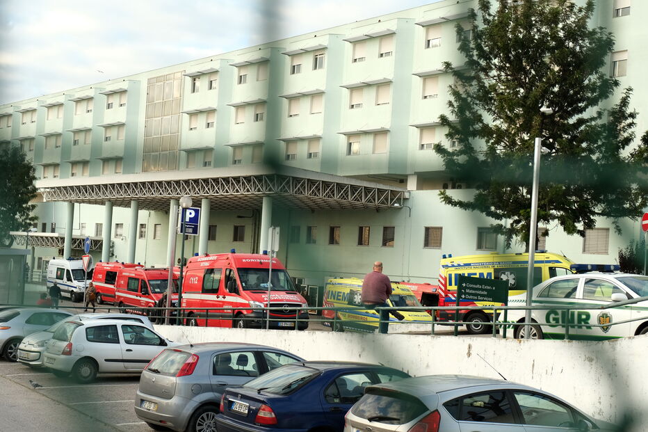 Mais 15 ambulâncias em simultâneo causam caos nas urgências do hospital de Setúbal	