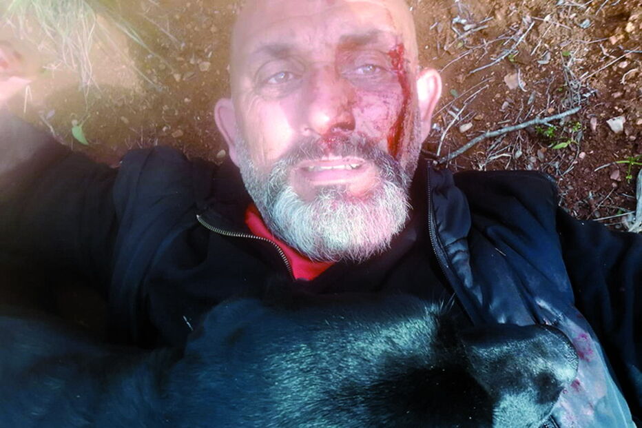 Foto publicada pelo homem quando estava na ravina. A cadela está  deitada sobre ele a aquecê-lo