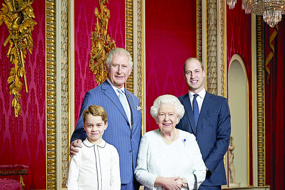 Família real divulga foto da rainha com os herdeiros ao trono