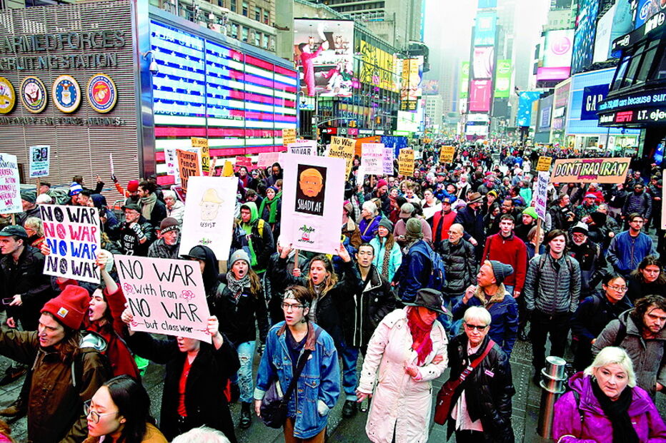 Soldados iranianos estiveram nas cerimónias fúnebres exibindo a fotografia do general