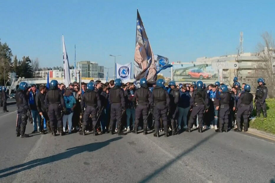 Claques do FC Porto a caminho do Estádio de Alvalade