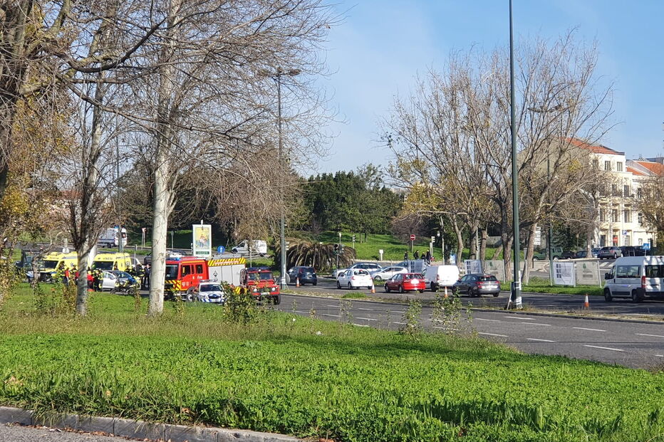 Colisão entre carro e ambulância do INEM faz um ferido em Lisboa