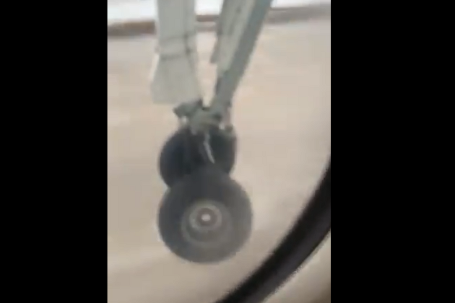 Passageiro filma avião a perder pneu ao levantar voo. Veja as imagens