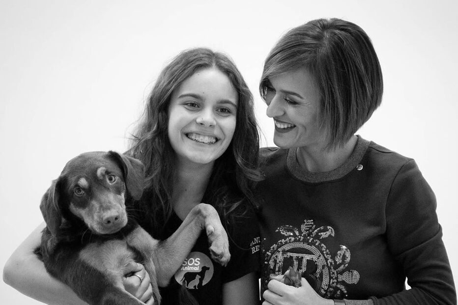 Fátima Lopes e a filha, Beatriz, com o cão de família