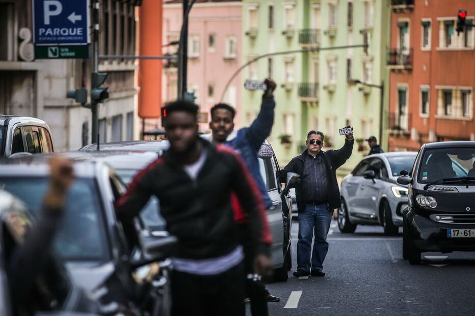 Uma centena de carros da Uber participam em marcha lenta contra redução de preços