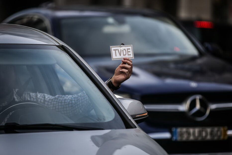 Uma centena de carros da Uber participam em marcha lenta contra redução de preços