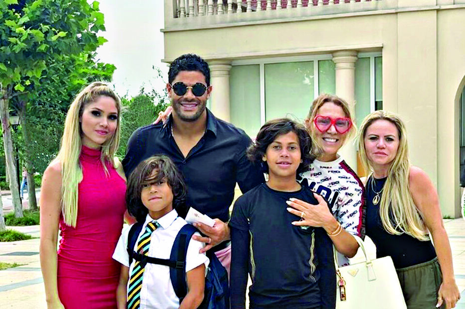 Hulk e Camila viviam juntos na mesma casa que o craque partilhava  com a mulher, na China. Só agora assumiram que estão apaixonados   