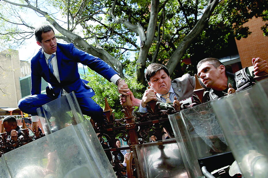 Guaidó tentou saltar muro do Parlamento