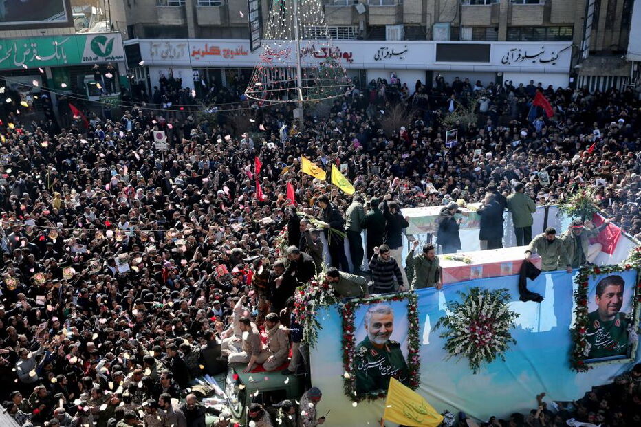 Milhares de pessoas no funeral de Soleimani