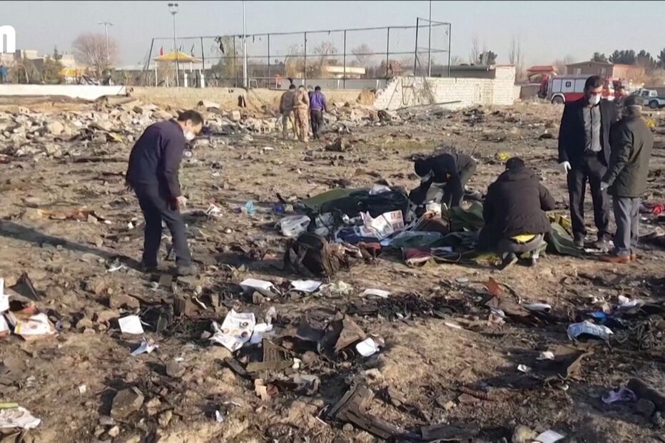 Imagens mostram destroços da queda do avião ucraniano