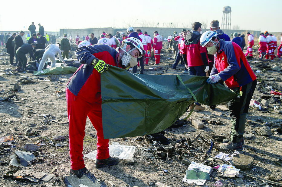 Imagens mostram destroços da queda do avião ucraniano	