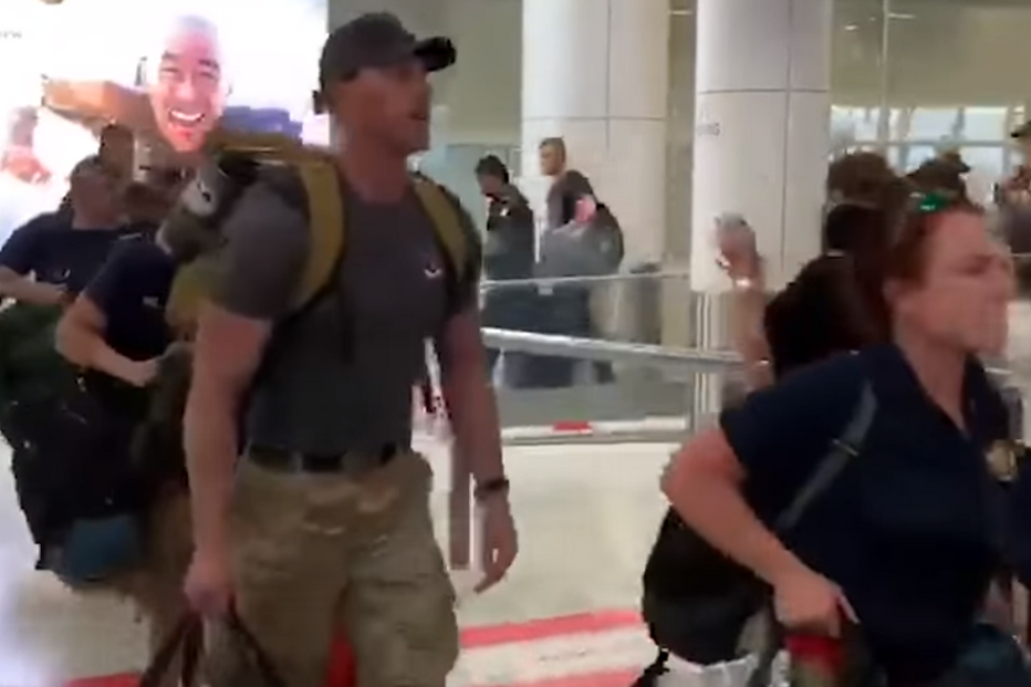 Bombeiros norte-americanos saudados na chegada a aeroporto na Austrália