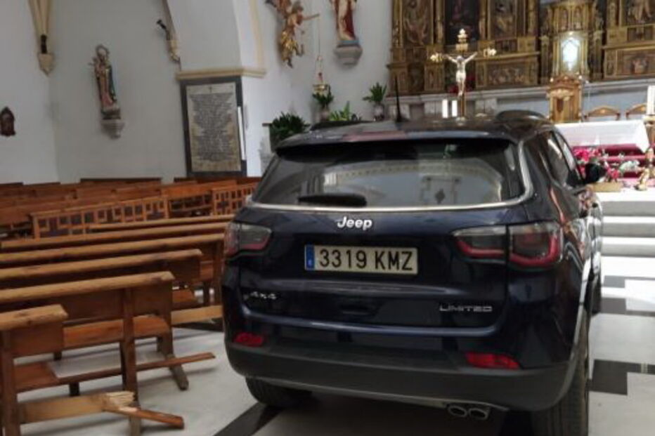 Entra com carro dentro igreja e diz que estava 