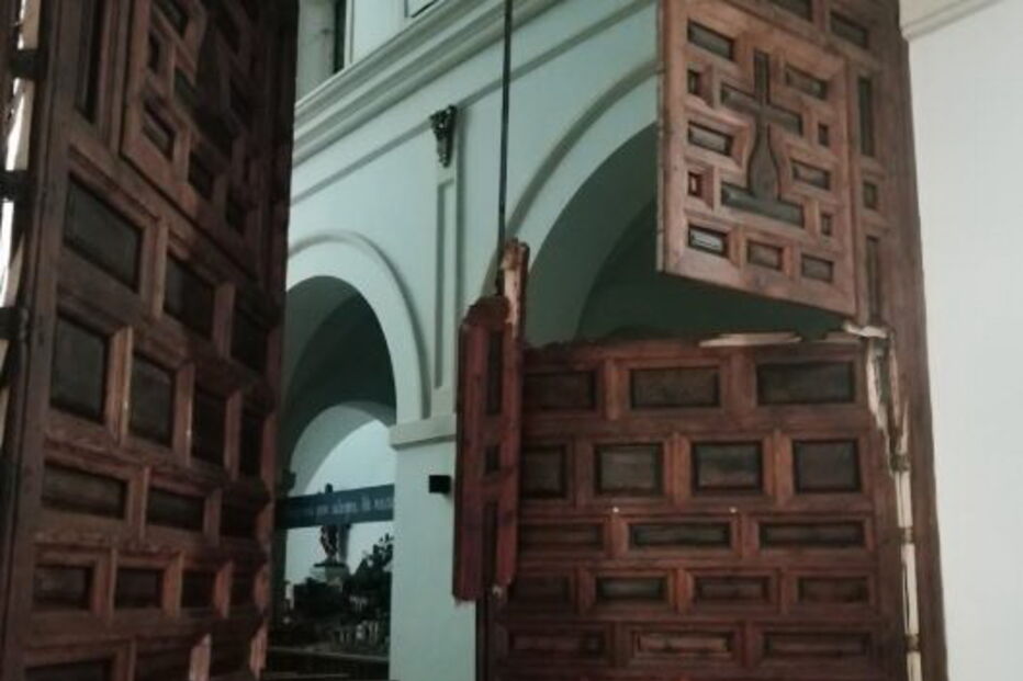 Entra com carro dentro igreja e diz que estava 