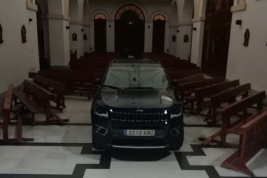 Entra com carro dentro igreja e diz que estava 