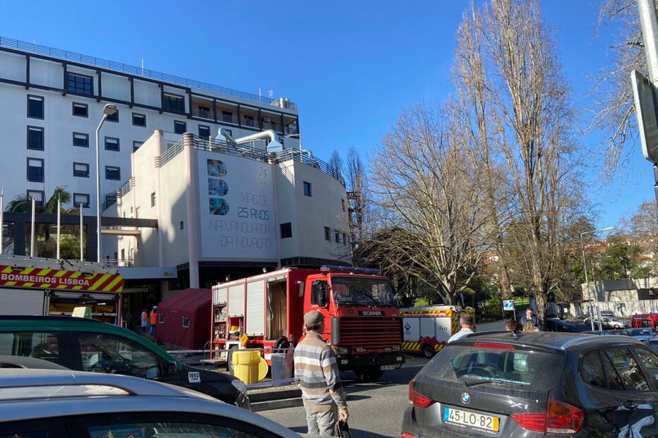 Reação química obriga a evacuar laboratório do Hospital SAMS em Lisboa