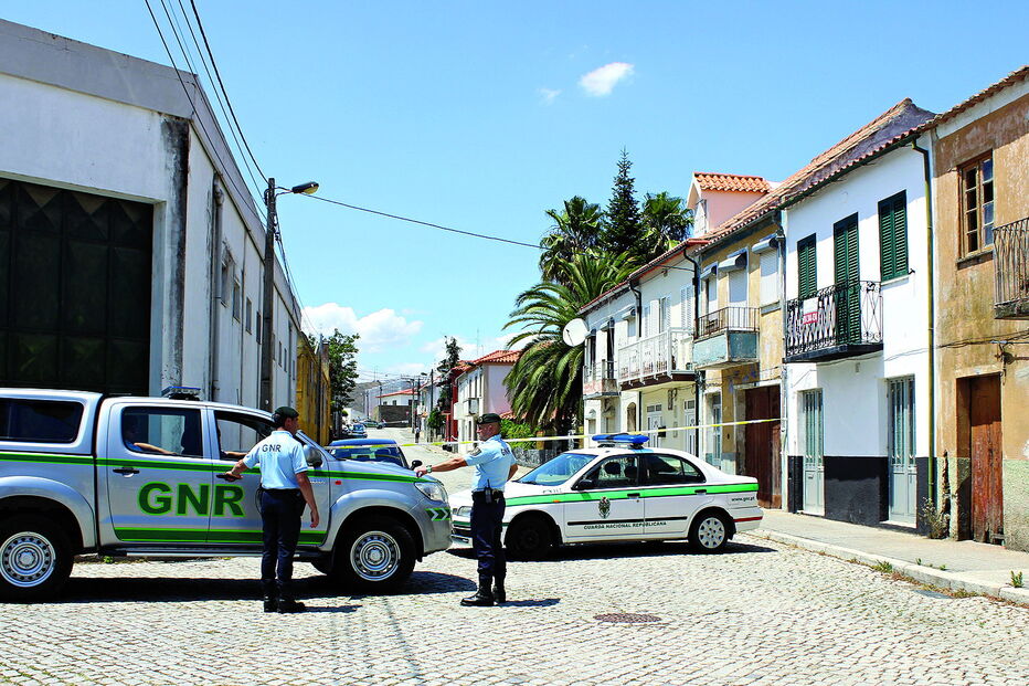 Francisco Sá, de 39 anos, foi atingido por um disparo dentro de casa e arrastou-se para a rua, onde veio a morrer, em Vila Nova de Foz Côa