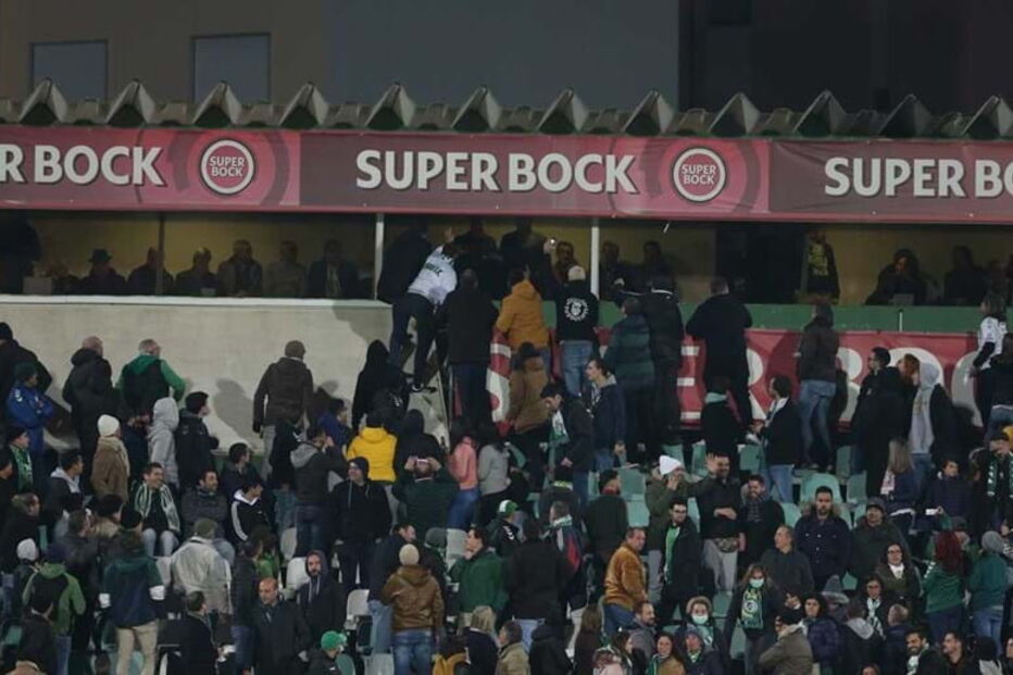 Adeptos do V. Setúbal confrontam Varandas antes do jogo frente ao Sporting