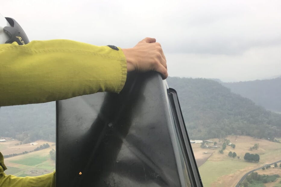 Helicópteros largam comida para alimentar animais nos fogos da Austrália