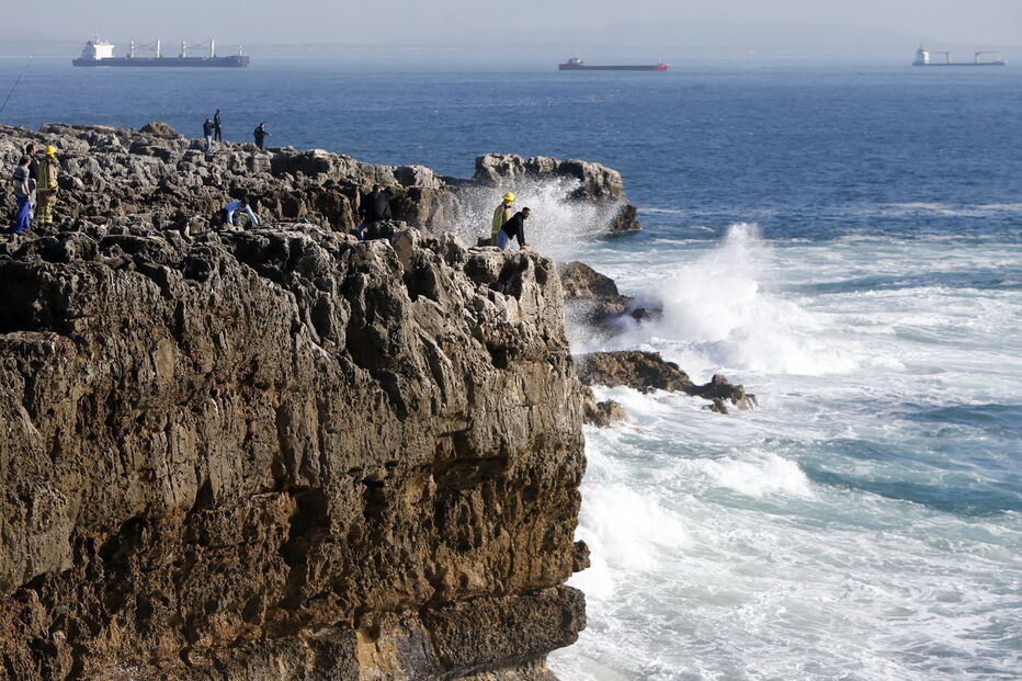Homem cai ao mar na Boca do Inferno, em Cascais