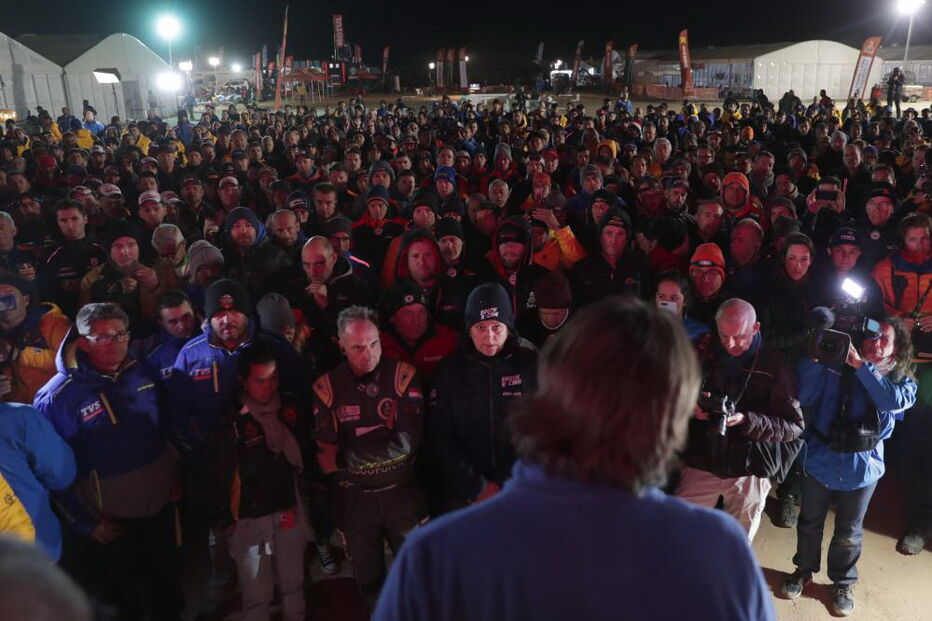 Caravana do Dakar cumpre minuto de silêncio em homenagem a Paulo Gonçalves
