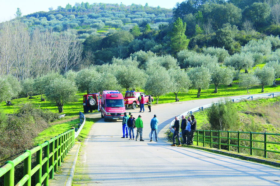 Socorro ao veículo sinistrado foi muito difícil já que o jipe circulava numa zona de serra, longe das vias de comunicação