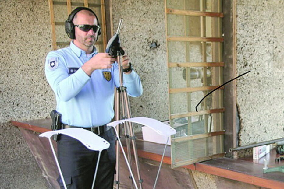 Agente da PSP prepara teste