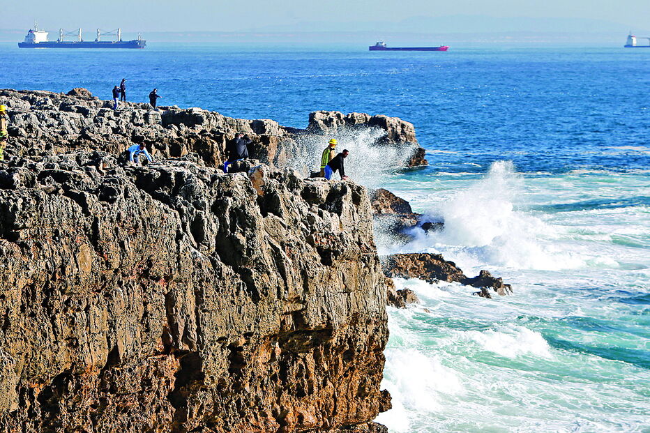 Onda arrasta irmãos para a morte na praia da Boca do Inferno