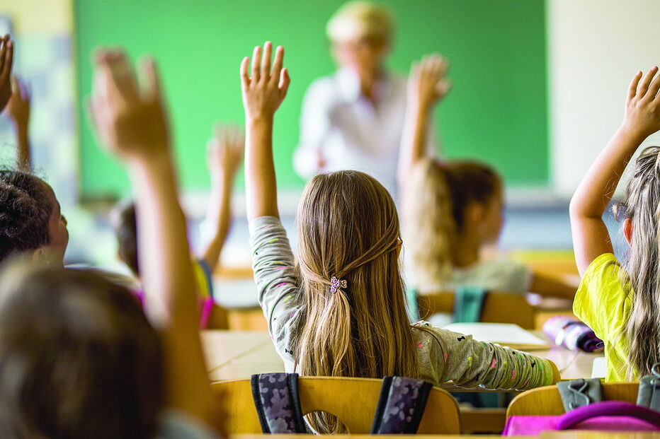 Menores, de 10 e 15 anos, estão obrigados a deixar, de imediato, os colégios privados que frequentam desde os 3 anos 