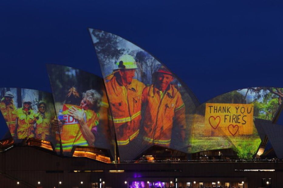Sydney Opera House ilumina-se para prestar homenagem aos bombeiros australianos