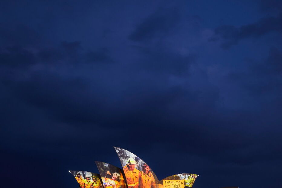 Sydney Opera House ilumina-se para prestar homenagem aos bombeiros australianos