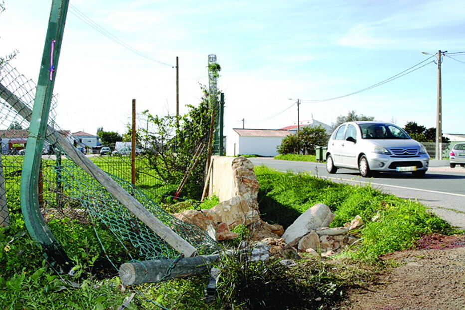 Muro destruído em resultado do embate da viatura