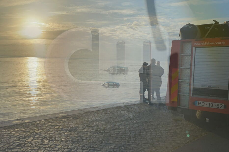 Táxi que caiu ao rio Tejo durante a madrugada