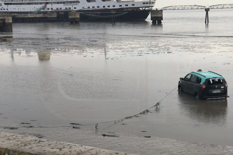  Táxi que caiu ao rio Tejo durante a madrugada