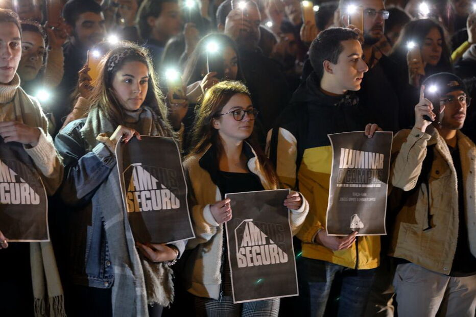 Meia centena de estudantes iluminaram Alameda da Universidade para pedirem mais segurança