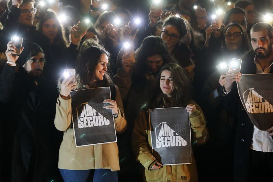 Meia centena de estudantes iluminaram Alameda da Universidade para pedirem mais segurança