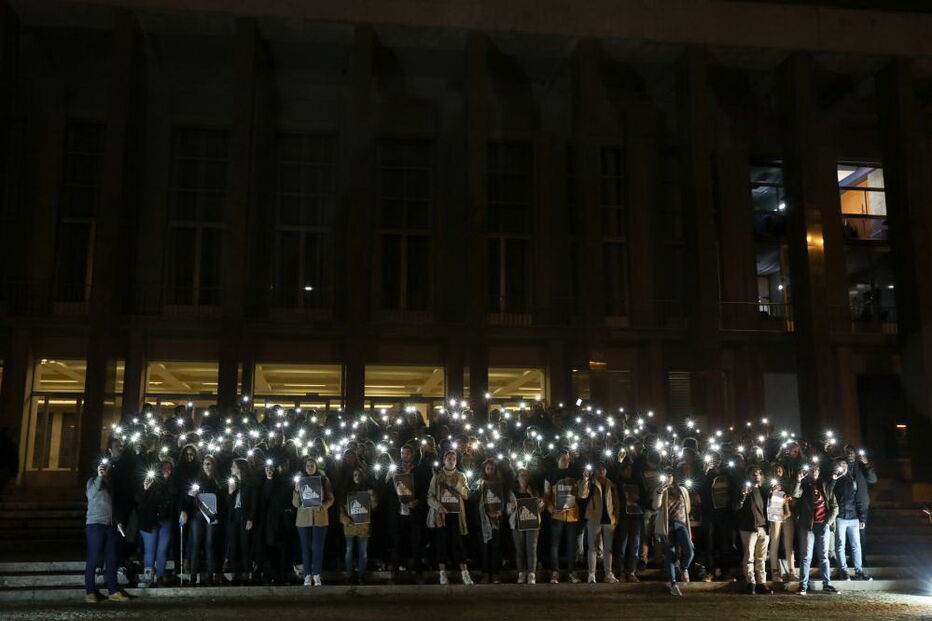 Meia centena de estudantes iluminaram Alameda da Universidade para pedirem mais segurança
