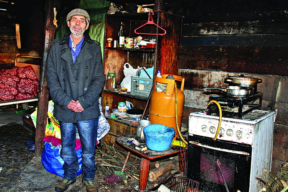 João Dias toma banho numa bacia com a água que aquece no fogão. Recebe uma reforma mensal de 178 euros