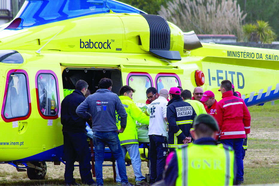 Menina a ser colocada no helicóptero após ser estabilizada pela equipa médica do INEM e pelos Bombeiros de Pataias