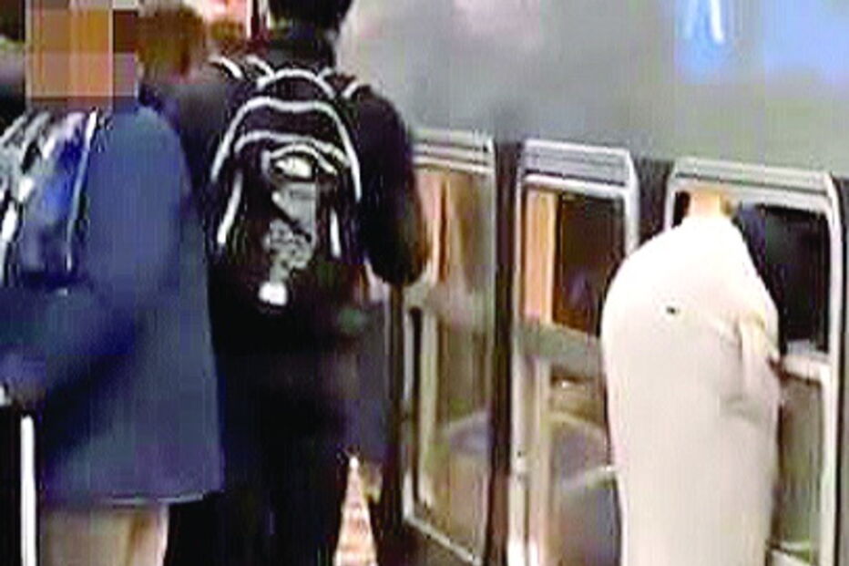 Passageiro desesperado entra em comboio pela janela