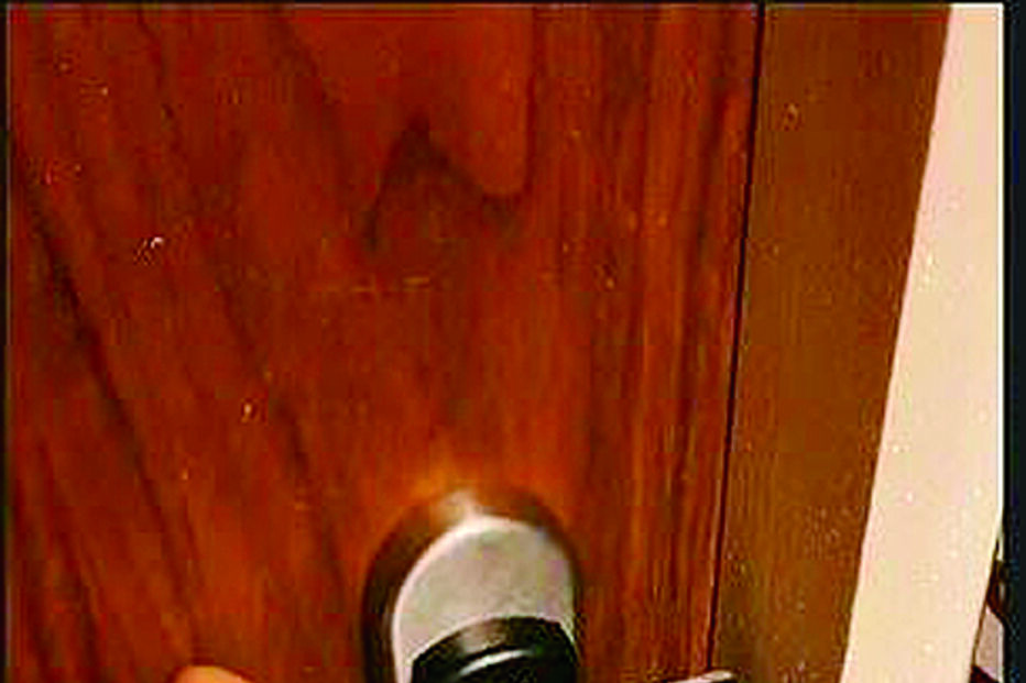 Chiara Battola publicou uma foto a entrar no quarto do Mere Golf Resort 