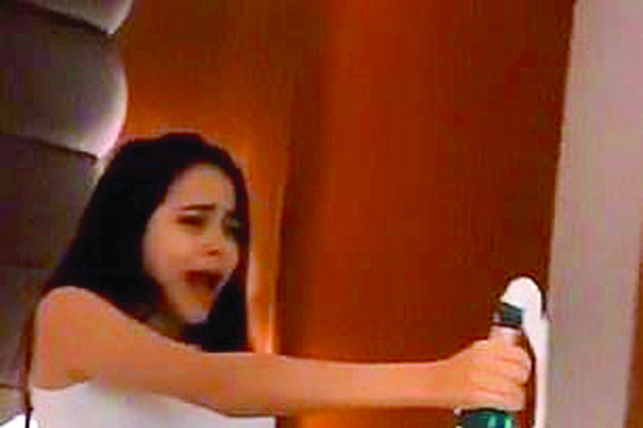 Marta Tejada com uma garrafa de champanhe