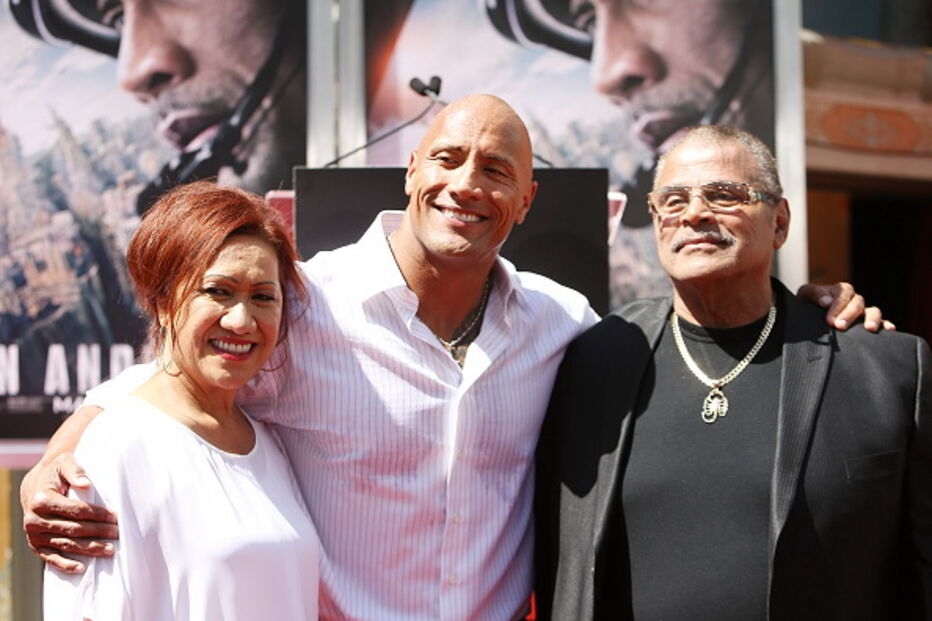 Dwayne 'The Rock' Johnson com a mãe e o pai