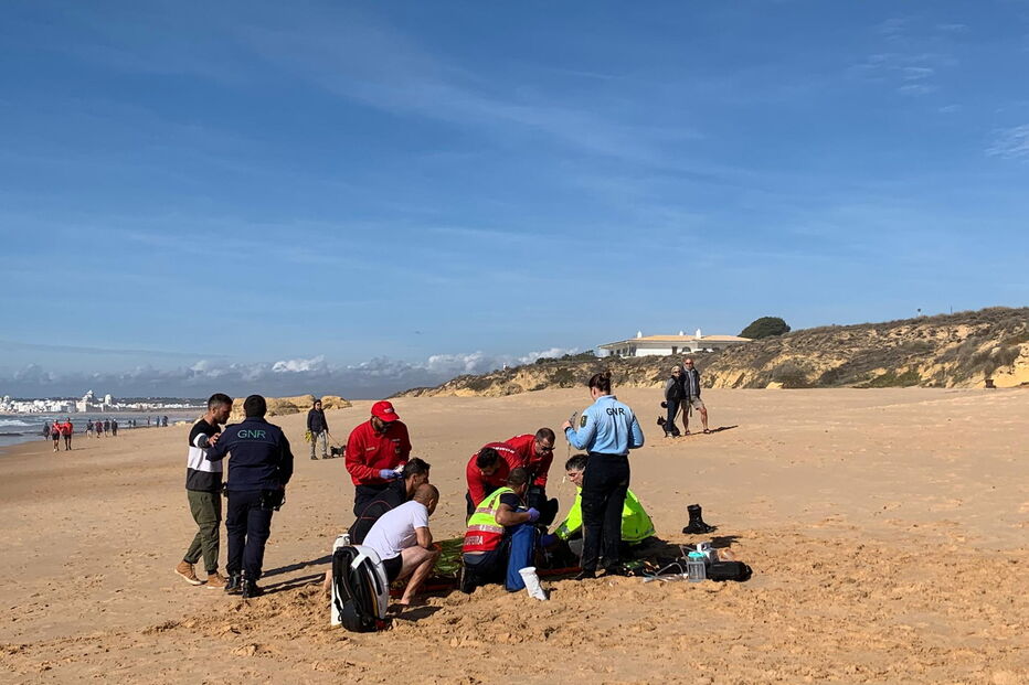 Mulher a ser assistida na Praia da Galé, em Albufeira