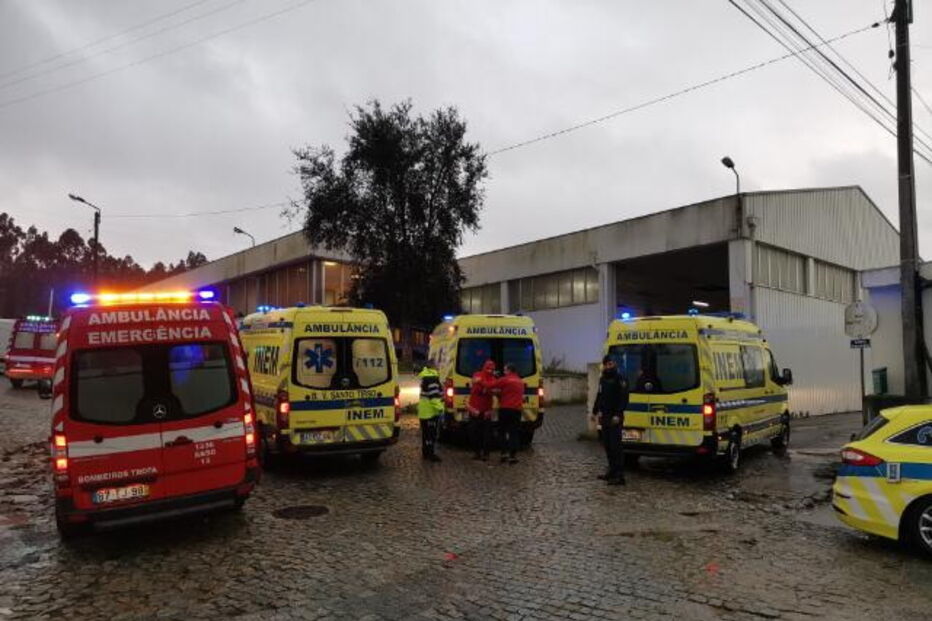 Sete pessoas intoxicadas em incêndio numa fábrica de calçado na Trofa