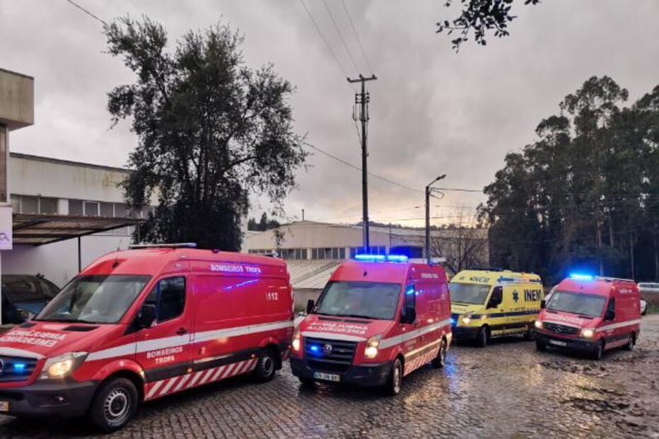 Sete pessoas intoxicadas em incêndio numa fábrica de calçado na Trofa