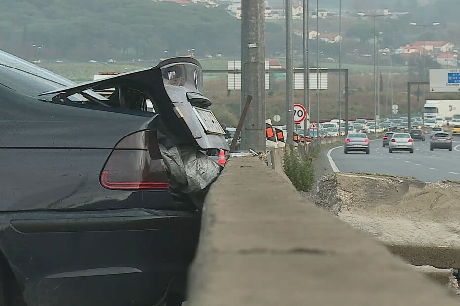 Queda de blocos de cimento no IC17 causa vários acidentes	