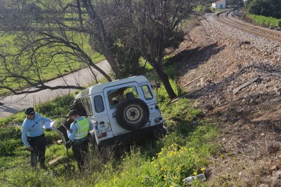 Carro colhido por comboio deixa condutor de 94 anos ferido 
