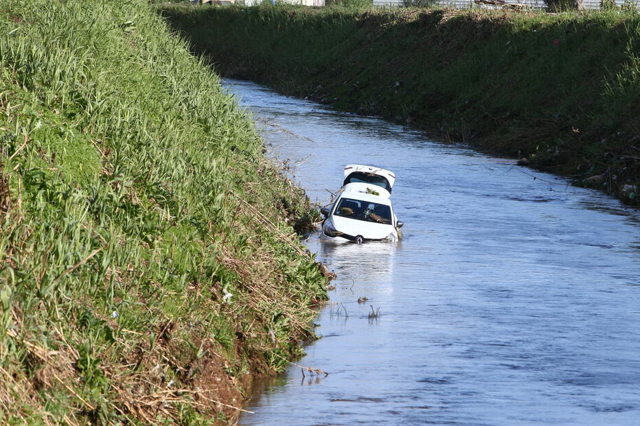 Homem morre após despiste de carro para ribeira em Odivelas